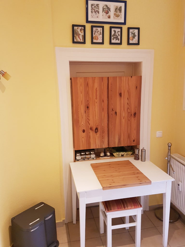 Arbeitsbereich in der Küche mit Sitzmöglichkeit